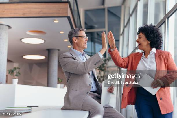 we are the best team! - high five stockfoto's en -beelden