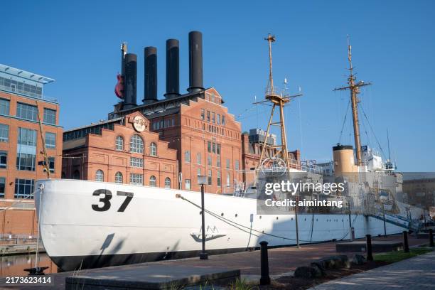 historisches schiff in baltimore - küstenwache stock-fotos und bilder