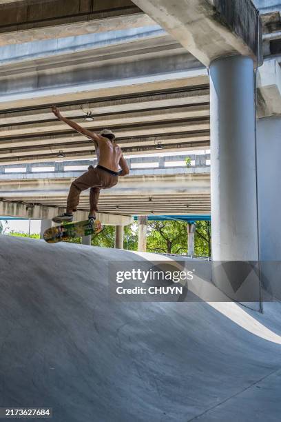 miami skaters - extreme skateboarding stock pictures, royalty-free photos & images