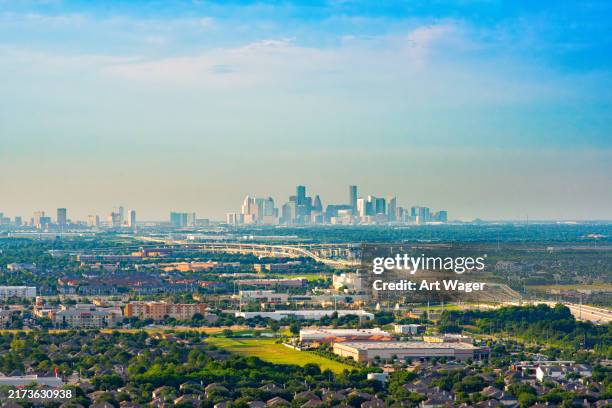 downtown houston skyline aérienne - houston texas photos et images de collection