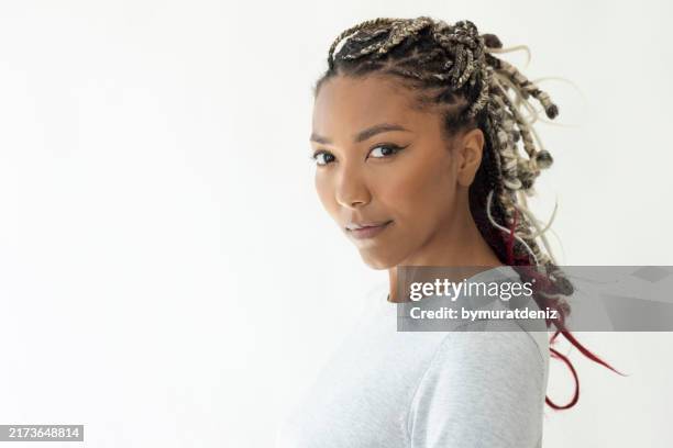 jeune femme brésilienne avec des tresses - regarder par dessus son épaule photos et images de collection