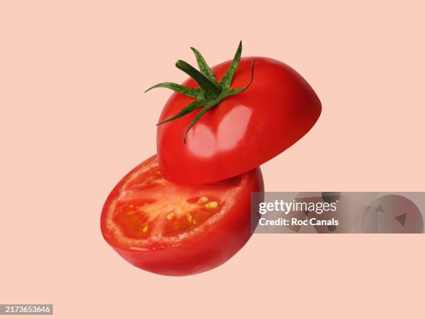 tomato cut in half - schnittwunde stock-fotos und bilder