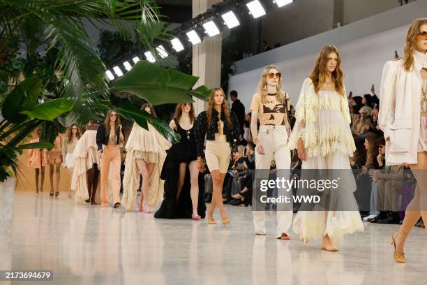Models on the runway at Chloé RTW Spring 2025 as part of Paris Ready to Wear Fashion Week held at Tennis Club de Paris on September 26, 2024 in...
