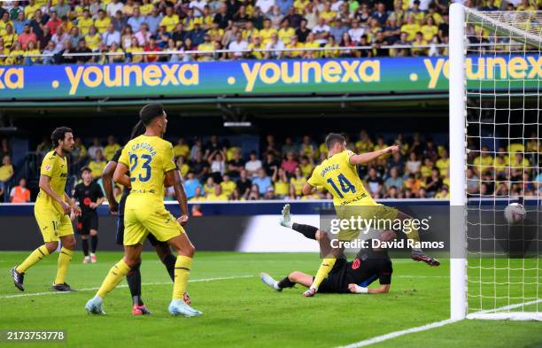 Robert Lewandowski of FC Barcelona scores his team's second goal during the LaLiga match between Villarreal CF and FC Barcelona at Estadio de la...