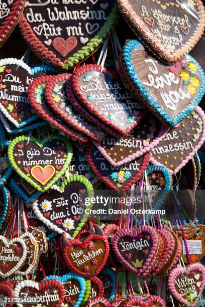 beer fest 2024: gingerbread hearts - lebkuchengebäck stock-fotos und bilder