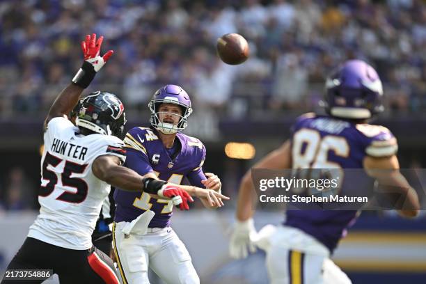 Quarterback Sam Darnold of the Minnesota Vikings passes the ball past Danielle Hunter of the Houston Texans during the first quarter at U.S. Bank...