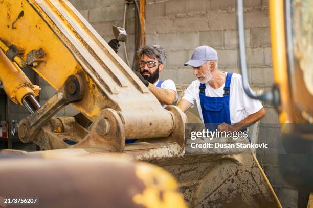 expertise in the workshop - construction machinery stock pictures, royalty-free photos & images