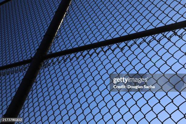 full frame roll of chain link fence - basis stockfoto's en -beelden