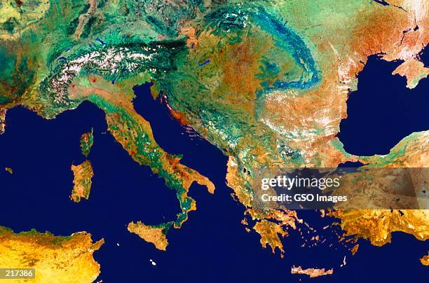 satellite map of italy and southern europe - balkans fotografías e imágenes de stock