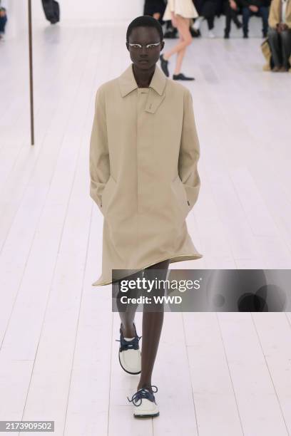Model on the runway at Loewe RTW Spring 2025 as part of Paris Ready to Wear Fashion Week on September 27, 2024 in Paris, France.