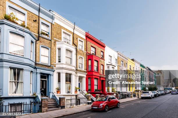 colourful vibrant terraced houses in notting hill on a sunny day, london, uk - notting hill photos et images de collection