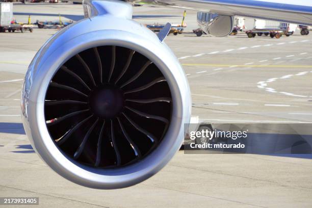 lufthansa boeing 747-8 triebwerk (ge), frankfurt international airport, deutschland - lufthansa technik stock-fotos und bilder