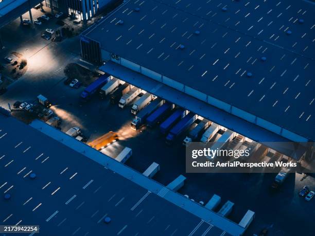 veduta aerea del centro logistico e di distribuzione di notte - domanda e offerta foto e immagini stock
