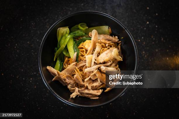 savory asian chicken noodle bowl with bok choy - sopa de noodles de frango imagens e fotografias de stock