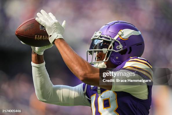 Justin Jefferson of the Minnesota Vikings warms up prior to the game ...