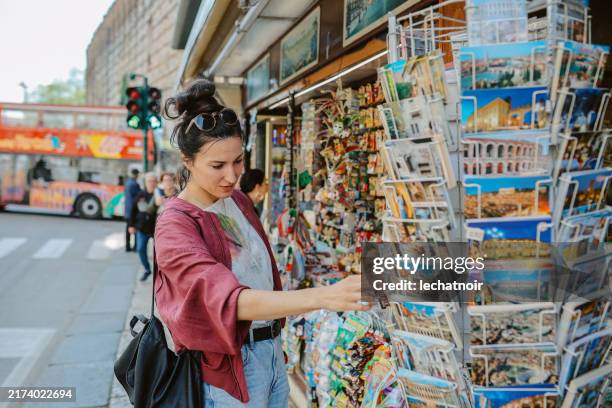 shopping di cartoline a verona, italia - cartolina postale foto e immagini stock