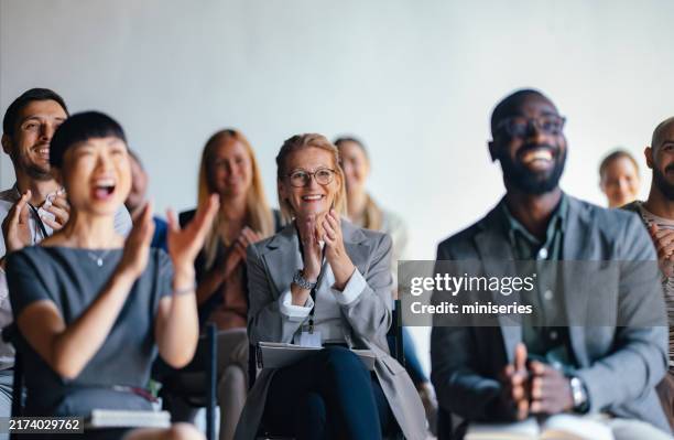 un public diversifié applaudit lors d’une conférence d’affaires - discours-liminaire photos et images de collection