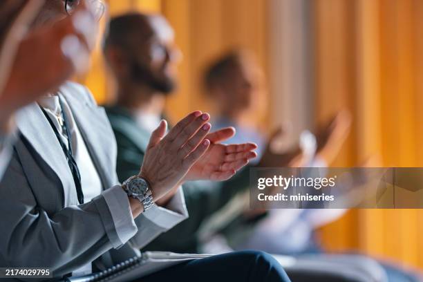 professionisti aziendali che applaudono durante l'evento aziendale - applaudire foto e immagini stock