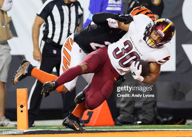 Austin Ekeler of the Washington Commanders scores a 24 yard touchdown against the Cincinnati Bengals during the second quarter at Paycor Stadium on...