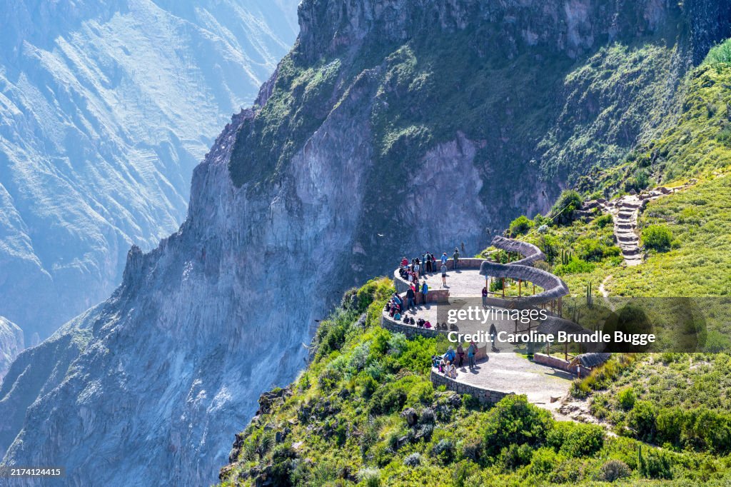Touristen in Cruz del Condor, Colca Canyon, Peru