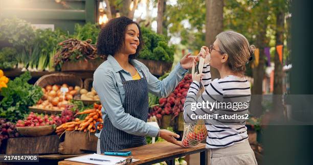 cliente regular comprando vários itens a granel no mercado local - mercado de produtos da fazenda - fotografias e filmes do acervo