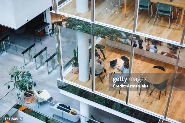 des chefs d’entreprise diversifiés dans un café de bureau moderne - bureau photos et images de collection
