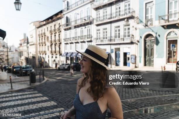 schlendern sie durch die straßen von lissabon - lisbon stock-fotos und bilder