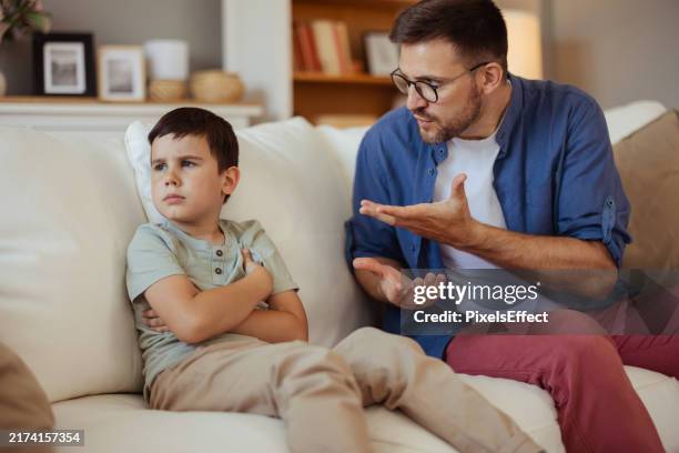 ti ho detto di non farlo - famiglia con figlio unico foto e immagini stock