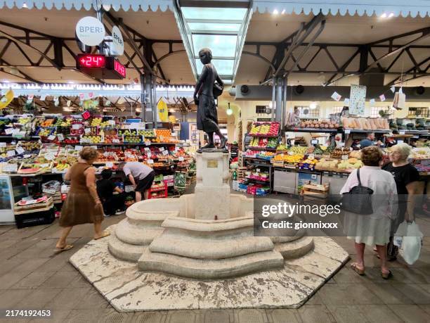 persone nello storico mercato degli albinelli, modena, emilia romagna - modena foto e immagini stock