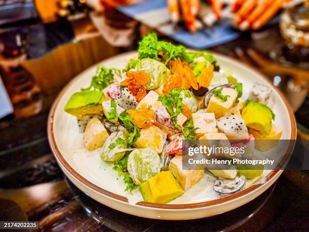 salade tropicale de fruits en dés avec avocat, fruit du dragon et papaye - un plat frais et exotique - salade de fruits photos et images de collection