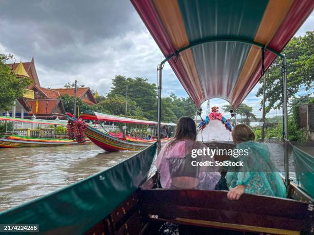tourisme réel sur les voies navigables de bangkok - prise avec un appareil mobile photos et images de collection