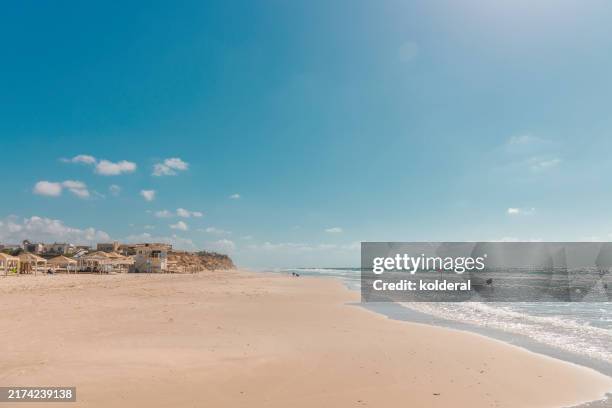 mediterranean sandy beach at midday - mittag stock-fotos und bilder