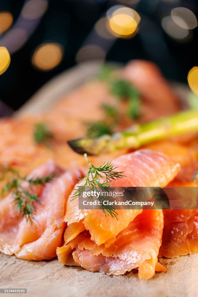 Räucherlachs mit Dill und Spargel