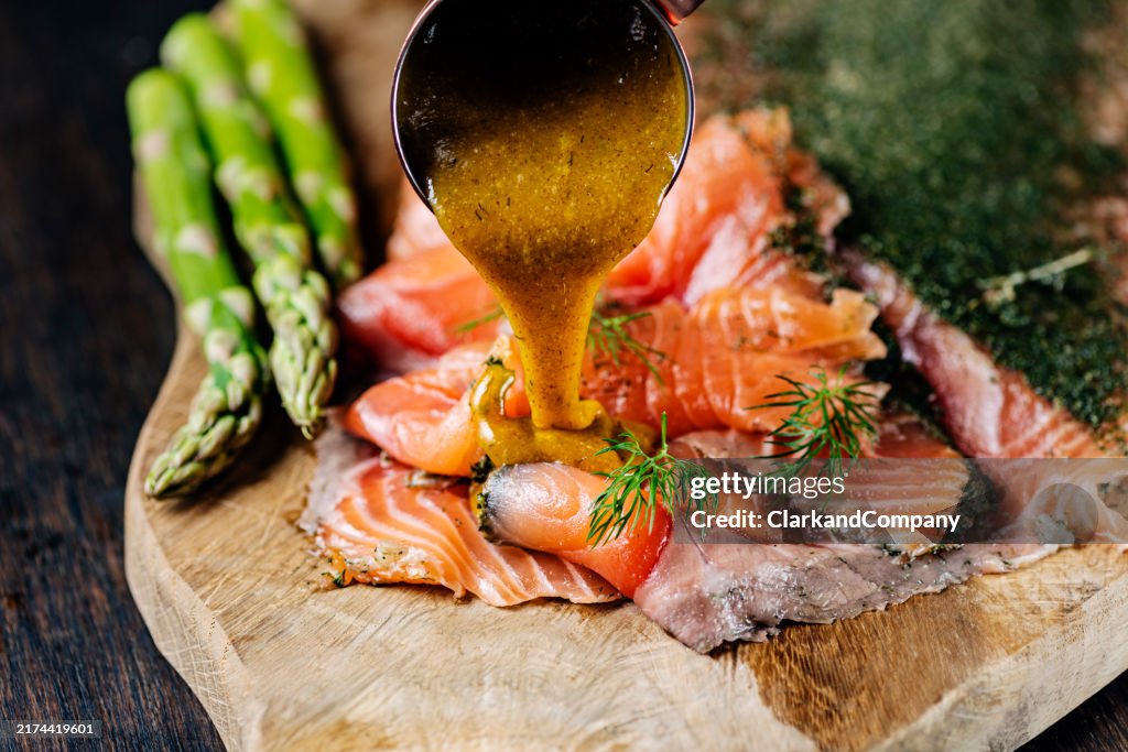 Gravlax mit Dill und Spargel