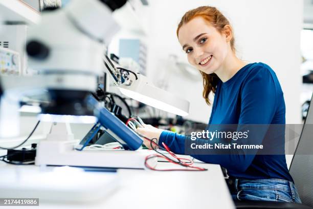 hands-on learning allows students to apply what they have learned in a practical setting. provide real-world experience in engineering education. - data science stock-fotos und bilder