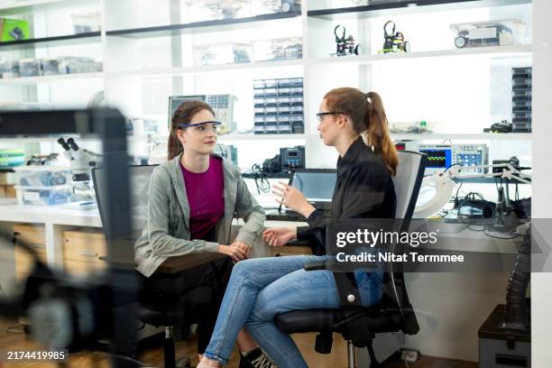 promoting collaboration and teamwork in engineering education can deepen understanding, improve problem-solving skills, and increase student engagement. - designer industriale foto e immagini stock