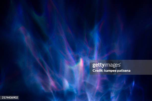 abstract blue and purple light on textured blue background - rifrazione foto e immagini stock