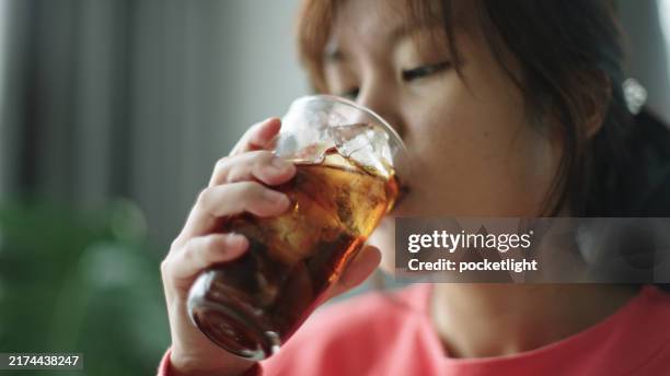 teenager refresh while drinking cola. - frisdrank stockfoto's en -beelden
