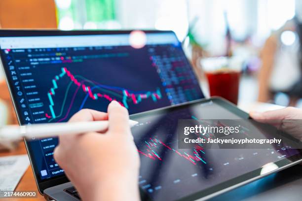 analyze the market with a digital monitor at your fingertips. - börsencrash stock-fotos und bilder