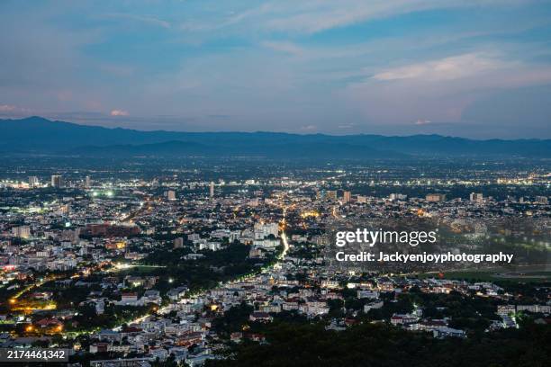 nighttime aerial picture of the city of chiang mai from doi suthep mountain - cidade de chiang mai imagens e fotografias de stock