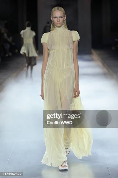 Alexander McQueen - Paris Fashion Week RTW Spring 2025 - Runway Alexander McQueen - Paris Fashion Week RTW Spring 2025 - Runway