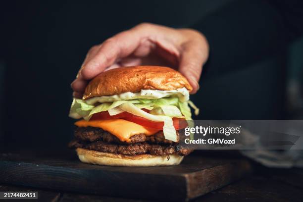 double smash burger with tomato lettuce and cheese - kartoffel hackfleisch auflauf stock-fotos und bilder