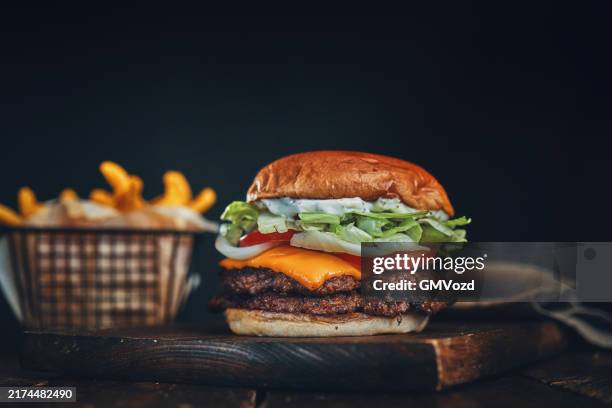 double smash burger mit tomatensalat und käse - kartoffel hackfleisch auflauf stock-fotos und bilder
