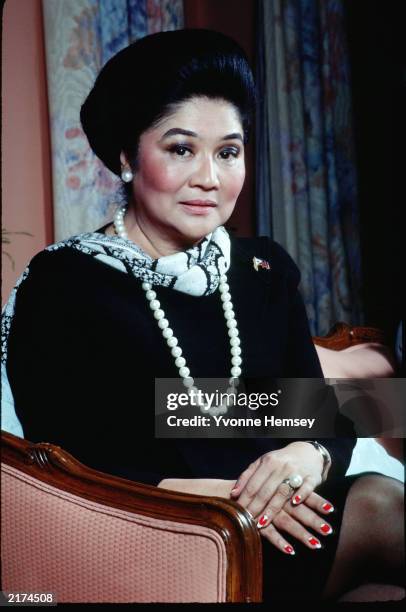 Imelda Marcos poses for a portrait November 1, 1988 at her Waldorf Astoria apartment in New York City.