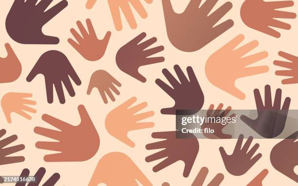 ilustraciones, imágenes clip art, dibujos animados e iconos de stock de mano sin costuras mosaico diversidad equidad inclusión patrón de fondo - igualdad racial