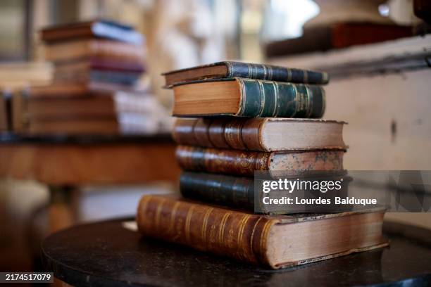 old books in antique store - registro fotografías e imágenes de stock