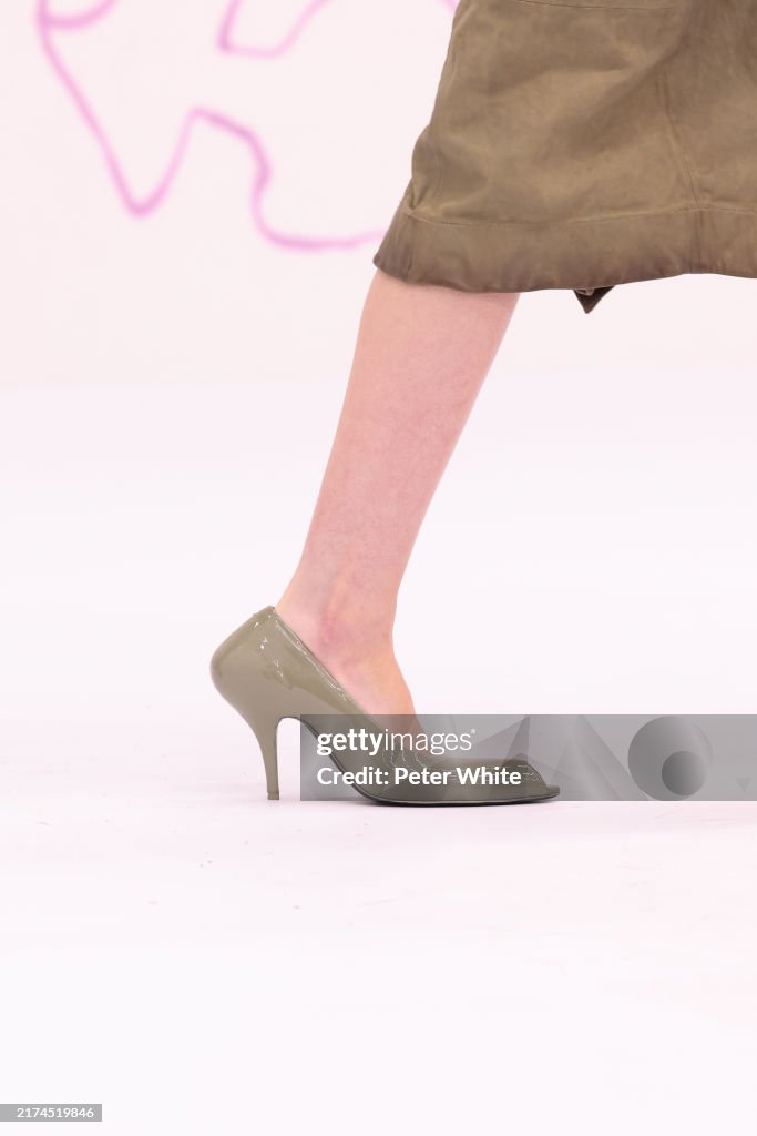 Acne Studios: Runway - Paris Fashion Week - Womenswear Spring-Summer 2025
