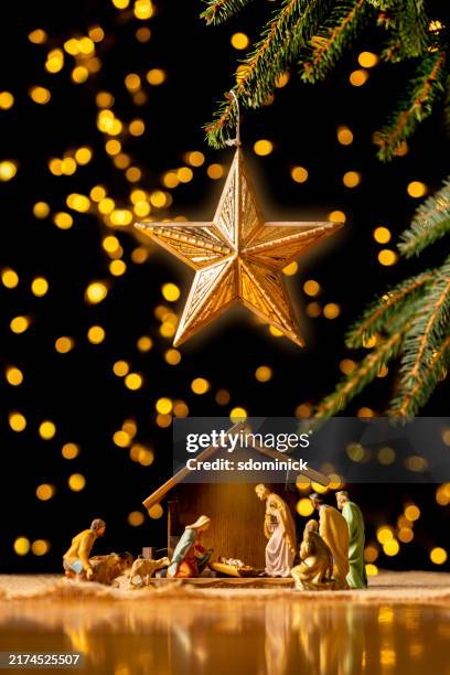presepe d'epoca sotto l'ornamento della stella dell'albero di natale grande - natività foto e immagini stock