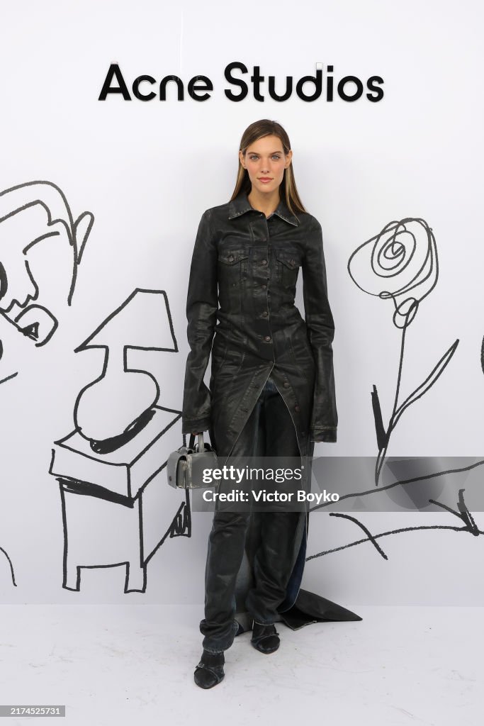 Acne Studios: Photocall - Paris Fashion Week - Womenswear Spring-Summer 2025