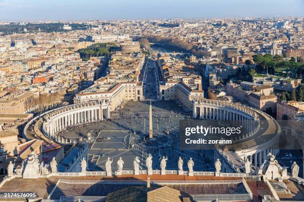 vue aérienne sur la piazza san pietro dans la cité du vatican - vatican photos et images de collection